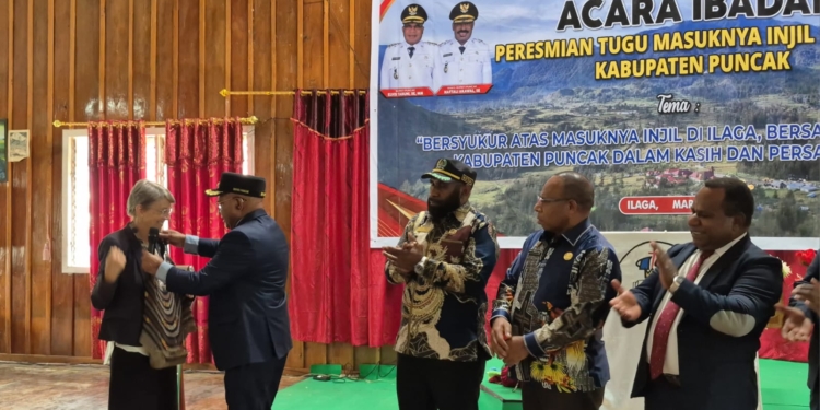 Bupati Puncak Titip Pesan Lewat Noken kepada Putri Misionaris Di Momen Peresmian Tugu Injil