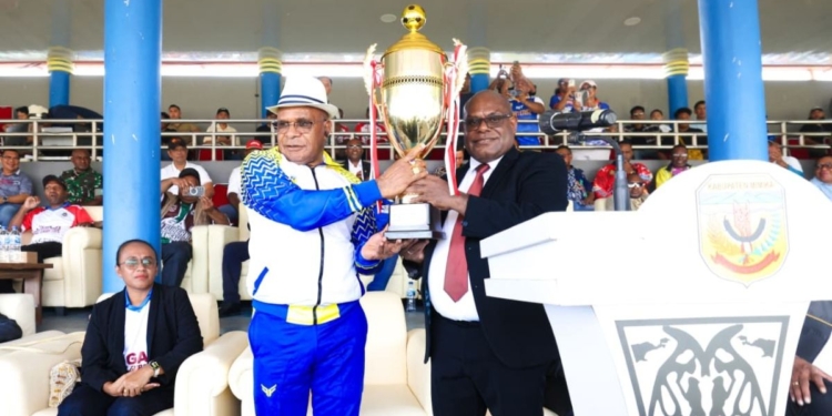 Kembalikan Piala ke Gubernur, Elvis Tabuni Yakin Persipuncak Rebut Lagi Liga 4 Papua Tengah. ” Saya Serahkan Hari Ini, Tapi Nanti Kembali Ke Puncak”