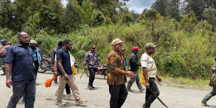 Tancap Gass, Bupati Elvis Tabuni dan Ketua DPRK Tanam Patok Batas Lokasi Kantor Bupati dan DPRK Puncak di Gome