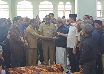 Pemkab Jayawijaya Gerak Cepat, Serahkan Bantuan Duka untuk 11 Korban Musibah di Wamena