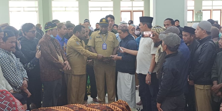 Pemkab Jayawijaya Gerak Cepat, Serahkan Bantuan Duka untuk 11 Korban Musibah di Wamena
