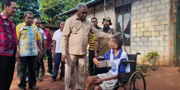 Wali Kota Jayapura Turun Langsung, Salurkan Bantuan hingga Kursi Roda untuk Lansia Korban Pohon Tumbang