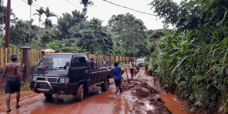 Warga BLKI Pasir Dua Gotong Royong Bersihkan Material Longsor Usai Hujan Deras