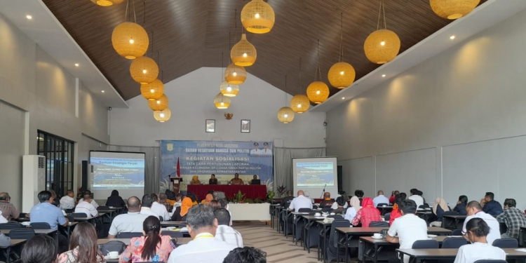 Serahkan Hibah Rp1,5 Miliar, Wali Kota Jayapura Tekankan Disiplin Laporan dan Penggunaan Dana