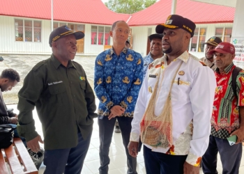 Foto :Aquino Ningdana
Keterangan Foto : Wabup Pegubin, Arnold Nam, S. AP,.Saat Melakukan Sidak di Dinas Kesehatan, Kamis, 16 April 2026.