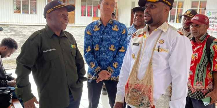 Sidak kantor dan RSUD, Wabup Arnold Nam Beri Peringatan Keras: ASN Hilang Tempat Tugas Akan Terima Sanksi Tegas