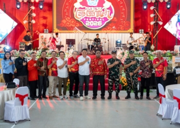 foto : Lisa
keterangan foto Foto Bersama Jajaran Forkopimda Papua Tengah Dan Kabupaten Nabire, Bupati Nabire, Pimpinan Perbankan Dan Dunia Usaha, Kepala OPD Di Lingkungan Pemprov Papua Tengah, Pimpinan BUMN Dan Swasta, Serta Tokoh Masyarakat, Tokoh Agama, Tokoh Adat, Dan Pengurus PSMTI Papua Tengah.