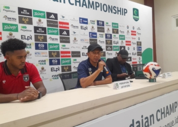 Foto : Andika
Keterangan Foto : Pelatih Persipura Jayapura, Rahmad Darmawan, Menyampaikan Rasa Syukur Atas Kemenangan Penting Tersebut.