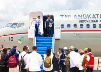 Foto : Pemprov Papua Tengah
Keterangan Foto : Momen Wakil Presiden Gibran Rakabuming Raka Turun Dari Pesawat TNI Angkatan Udara Saat Memulai Kunjungan Kerjanya Di Kabupaten Nabire, Provinsi Papua Tengah.