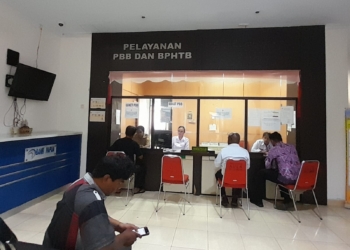 Foto : Andika
Keterangan Foto Suasana di loket pelayanan Pajak Bumi dan Bangunan (PBB) dan Bea Perolehan Hak atas Tanah dan Bangunan (BPHTB) di kantor Bapenda Kota Jayapura. Meskipun terdapat kendala penurunan aktivitas usaha selama masa libur keagamaan, pelayanan tetap berjalan maksimal untuk mempermudah wajib pajak memenuhi kewajibannya. Bapenda menargetkan capaian PAD triwulan II sebesar 50 persen.