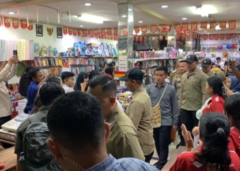 Kunker di Mimika Wapres Gibran belanjakan buku dan alat tulis untuk 60 anak yatim.