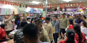 Kunker di Mimika Wapres Gibran belanjakan buku dan alat tulis untuk 60 anak yatim.