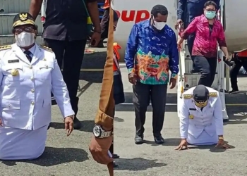 Foto : Dokumentasi Humas
Keterangan Foto : Pejabat Gubernur Papua Tengah, Ribka Haluk, Terlihat Berlutut Usai Turun Dari Pesawat Di Bandara Douw Aturure, Jumat (18/11/2022).