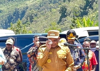 Serahkan Bantuan, Bupati Elvis Tabuni Tak Kuasa Menahan Tangis di Mulia: “Rakyat Saya Tidak Salah”