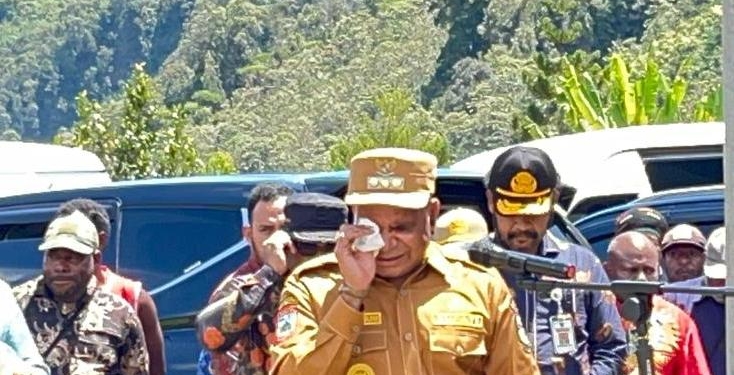 Serahkan Bantuan, Bupati Elvis Tabuni Tak Kuasa Menahan Tangis di Mulia: “Rakyat Saya Tidak Salah”