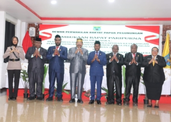 Foto : Tundemin
Keterangan Foto: Gubernur Papua Pegunungan Bersama Pimpinan Dan Anggota DPR Berfoto Bersama Usai Pembukaan Rapat Paripurna Di Grand Baliem Hotel, Wamena.