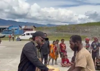 Turun ke Omukia, Anggota DPRK Puncak,Yorinus Wakerwa Salurkan Bantuan dan Serukan Perlindungan Warga Sipil