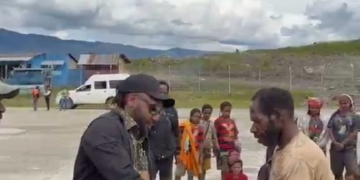 Turun ke Omukia, Anggota DPRK Puncak,Yorinus Wakerwa Salurkan Bantuan dan Serukan Perlindungan Warga Sipil