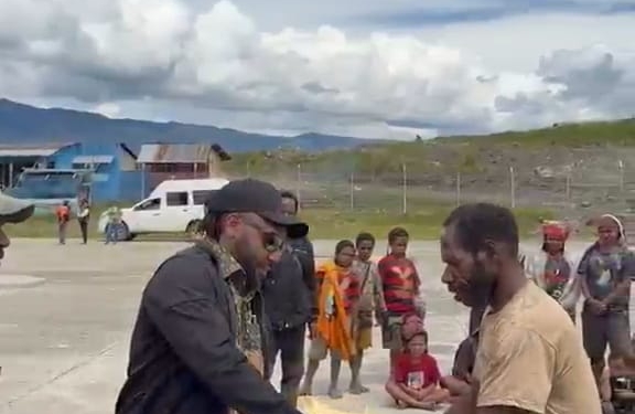 Turun ke Omukia, Anggota DPRK Puncak,Yorinus Wakerwa Salurkan Bantuan dan Serukan Perlindungan Warga Sipil