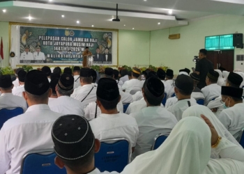 Sambutan Wakil Waliota Jayapura, Rustan Saru pada acara acara pelepasan calon jamaah haji kota jayapura 2026 di asrama haji kotaraja, jayapura, (28/4/2026).