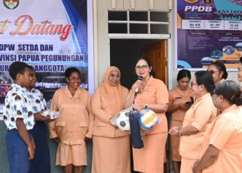 Sambut Hardiknas 2026, DWP Papua Pegunungan Salurkan Bantuan di SMP Mitra Misi Baptis Wamena