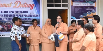 Sambut Hardiknas 2026, DWP Papua Pegunungan Salurkan Bantuan di SMP Mitra Misi Baptis Wamena