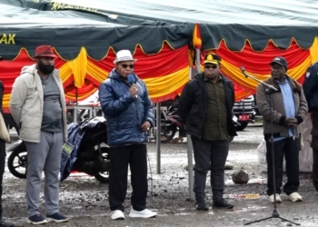 Foto oleh Dwi.
Keterangan Foto : Elvis Tabuni memimpin apel koordinasi pelaporan kesiapan akhir panitia bersama OPD dan DPRK Puncak di Gome, Kabupaten Puncak, Papua Tengah. Dalam arahannya, Bupati menegaskan pentingnya kesiapan dan sinergi seluruh pihak demi kelancaran agenda pemerintah daerah. Turut mendampingi Sekda Puncak Nenu Tabuni, Wakil Bupati Naftali Akawal, dan Ketua DPRK Puncak Thomas Tabuni.