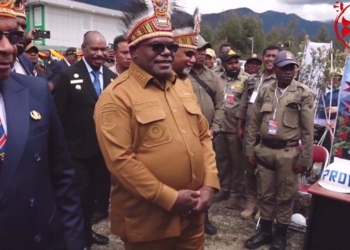 Keterangan foto : Gubernur Papua Tengah Meki Nawipa dan Wakil Gubernur Deinas Geley didampingi Bupati Puncak Elvis Tabuni  bersama Wakil Bupati Naftali Akawal, saat mendatangi stand Satpol PP Kabupaten Puncak dalam Pameran Pembangunan 1 Tahun Kepemimpinan Elvis Tabuni dan Naftali Akawal di Gome, Kabupaten Puncak, Papua Tengah, Senin (25/05/2026).(Tangkapan Layar siaran livestreaming nokenlive.com)