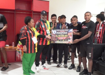 Ketua Harian Persipura, Abisai Rollo bersama Istri menyerahkan Bonus kepada Tim Mutiara Hitam (Foto/Marshelo Hattu)