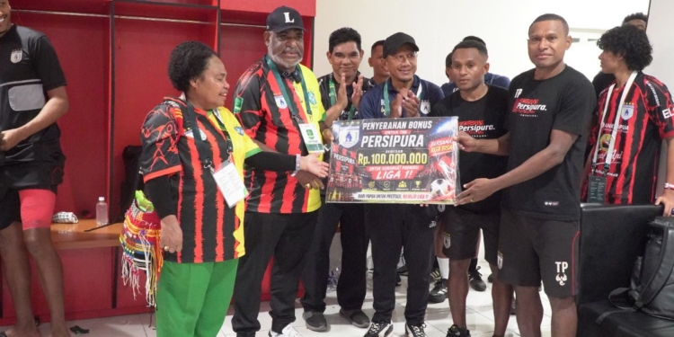 Ketua Harian Persipura, Abisai Rollo bersama Istri menyerahkan Bonus kepada Tim Mutiara Hitam (Foto/Marshelo Hattu)