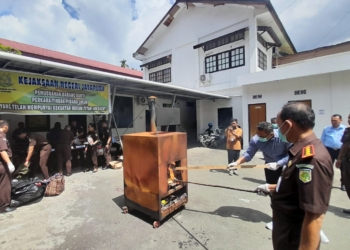 Kejari Jayapura Musnahkan Barang Bukti 62 Perkara, Didominasi Kasus Narkoba dan Kekerasan