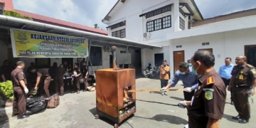 Kejari Jayapura Musnahkan Barang Bukti 62 Perkara, Didominasi Kasus Narkoba dan Kekerasan
