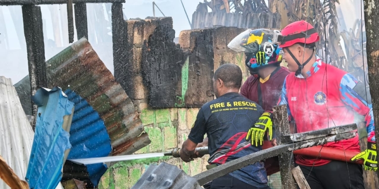 Delapan Rumah di Dok VIII Jayapura Hangus Terbakar, Polisi Pasang Garis Polisi dan Selidiki Penyebab