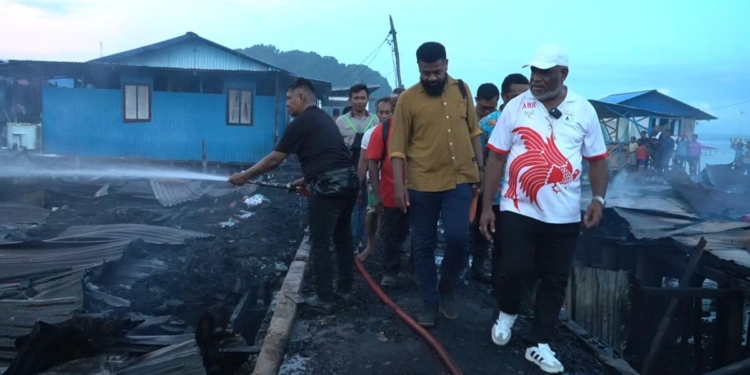 Tinjau Lokasi Kebakaran Dok VIII, Walikota Minta Penataan Ulang Permukiman Warga