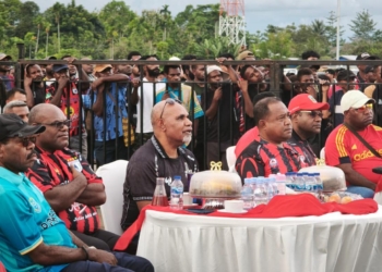 Foto : Lisa.
Keterangan Foto : Gubernur Meki Nawipa Bersama Wagub Deinas Geley Bersama Masyarakat Nabire Saat Nobar Pertandingan Sepak Bola Persipura VS Adhyaksa FC, Jumat (8/5/2026).