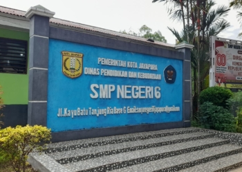 Foto : Andika.
Keterangan Foto : Tampak depan SMP Negeri 6 Jayapura saat pelaksanaan Tes Kemampuan Akademik (TKA) ulang bagi 213 siswa kelas IX, Senin (11/5/2026). Ujian ulang digelar akibat gangguan jaringan internet dan listrik yang sempat terjadi saat pelaksanaan TKA sebelumnya.