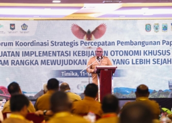Foto : Humas Pemprov Papua Tengah.
Keterangan Foto : Gubernur Papua Tengah, Meki Nawipa, sekaligus Ketua Asosiasi Kepala Daerah se-Tanah Papua, saat menyampaikan sambutan dalam Forum Strategis Percepatan Pembangunan Papua 2026 se-Tanah Papua di Hotel Horison Diana Timika, Kabupaten Mimika, Papua Tengah, Senin (11/5/2026)