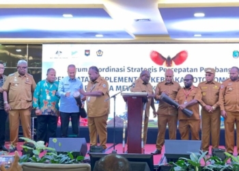Foto : Lisa.
Keterangan Foto : Penutupan Forum Koordinasi Strategis Percepatan Pembangunan Papua di Timika ditandai dengan pemukulan tifa bersama oleh Gubernur Papua Tengah Meki Nawipa, para gubernur, wakil gubernur, dan bupati se-Tanah Papua, Selasa (12/5/2026), sebagai simbol komitmen memperkuat sinergi pembangunan Papua secara kolaboratif.