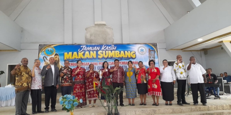 Sekda Papua Hadiri Makan Sumbang, Dukung Pembangunan Gereja Efrata Kayu Batu
