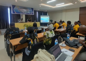 Foto : Andika.
Keterangan Foto : Bamuskam dan aparat Kampung Tahima Soroma mengikuti Bimtek Desa Anti Korupsi Tahun 2026 di Argapura, Jayapura Selatan, Jumat (16/5/2026). Kegiatan ini bertujuan memperkuat tata kelola pemerintahan kampung yang transparan, akuntabel, dan bebas dari penyalahgunaan dana desa.