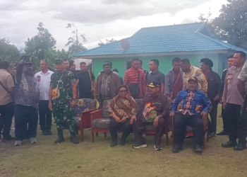 Foto : Tundemin Kogoya
Keterangan Foto : Wakil Menteri Dalam Negeri Republik Indonesia, Ribka Haluk, didampingi Gubernur Papua Pegunungan John Tabo, Wakil Gubernur Ones Pahabol, turun langsung meninjau lokasi terdampak dan titik-titik pengungsian di Sinakma, Kabupaten Jayawijaya, Sabtu (17/5/2026).