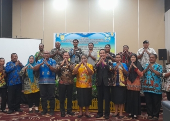 Foto Oleh Andika.
Keterangan Foto: Wakil Wali Kota Jayapura, Rustan Saru, berfoto bersama jajaran OPD dan peserta usai membuka kegiatan penguatan dan pengembangan lembaga penyedia layanan peningkatan kualitas hidup anak tahun 2026 di Abepura, Kamis (21/5/2026).