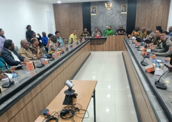 Foto oleh Tundemin.
Keterangan Foto : Rapat koordinasi beberapa kepala daerah se-Provinsi Papua Pegunungan pascakonflik sosial di Wamena beberapa waktu lalu, Rapat dilaksanakan di Kantor Bupati Jayawijaya, Wamena, Jumat (22/5/2026).