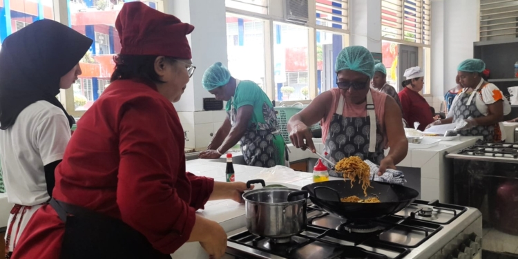 Mama-Mama PNG Belajar Kuliner Papua di SNK Pariwisata Papua, Kerja Sama RI–PNG Resmi Dimulai