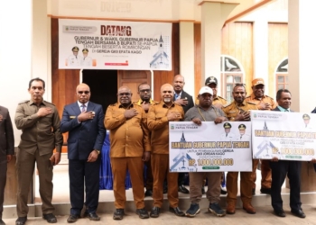 Foto : Lisa.
Keterangan foto : Gubernur Papua Tengah Meki Fritz Nawipa bersama Wakil Gubernur dan Bupati Puncak serta beberapa tokoh masyarakat, tokoh gereja, dan jemaat GKII berfoto bersama usai penyerahan bantuan pembangunan gereja senilai Rp2 miliar di Kabupaten Puncak, Senin (25/05/2026).