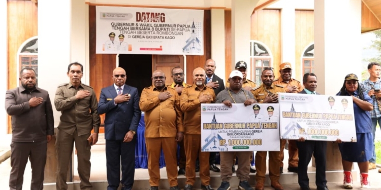 Gubernur Papua Tengah Serahkan Bantuan Rp2 Miliar untuk Pembangunan Gereja di Kabupaten Puncak