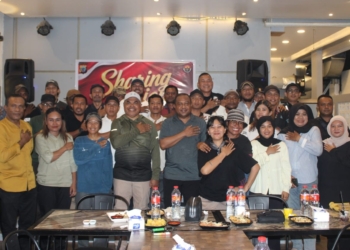 Foto oleh Lisa.
Keterangan foto : Kapolda Papua Tengah, Jermias Rontini foto bersama para wartawan media lokal dan media nasional usai sharing session di Nabire, Kamis (28/5/2026).