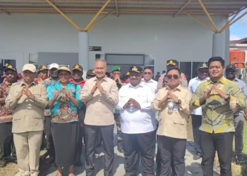Foto : Albert Oagay.
Keterangan Foto : Bupati Yalimo Dr. Nahor Nekwek bersama Wakil Gubernur Papua Pegunungan Dr. Ones Pahabol, Ketua Komite Eksekutif Percepatan Pembangunan Otsus Papua Dr. Velix Vernando Wanggai, serta jajaran Forkopimda dan tokoh masyarakat berfoto bersama usai penyambutan kunjungan kerja di Bandara Elelim, Kabupaten Yalimo, Sabtu (9/5/2026).