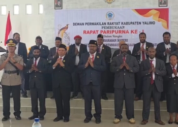 Foto: Istimewa.
Keterangan Foto : Bupati Yalimo Dr. Nahor Nekwek, Ketua DPRK Yalimo Elia Yare, Wakil Ketua DPRK, bersama unsur Forkopimda dan jajaran Pemerintah Kabupaten Yalimo berfoto bersama usai Sidang Paripurna LKPJ Tahun Anggaran 2025 di Aula DPRK Yalimo, Elelim, Selasa (12/5/2026), sembari menunjukkan gestur simbol khas Yalimo, Papua Pegunungan.