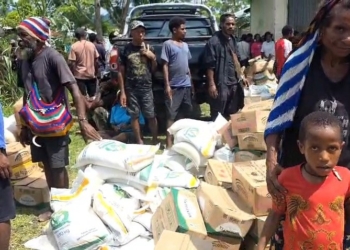 Foto oleh Albert.
Keterangan Foto : Warga di lima distrik Kabupaten Yalimo menerima bantuan cadangan pangan pemerintah pusat berupa beras dan minyak goreng yang disalurkan melalui Dinas Pertanian dan Tanaman Pangan Kabupaten Yalimo. Penyaluran dilakukan melalui jalur darat dan udara untuk menjangkau wilayah terpencil di Papua Pegunungan.